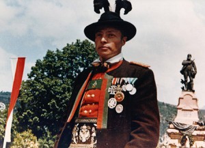 Schützenmajor Georg Klotz vor dem Andreas-Hofer Denkmal in Meran, 1964 erschossen