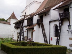 Wehrkirche_Honigberg_innerhalb_der_Ringmauer_2